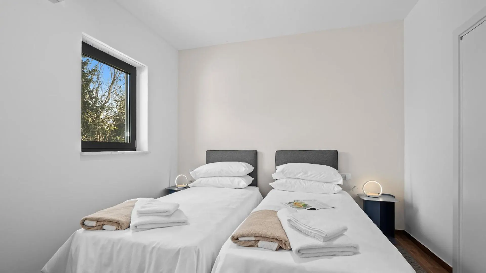 Villa Bay I Near Medulin For 9 People With Heated Pool - Playground & Whirpool Only 100 Meters From The Beach - Pet Friendly Banjole