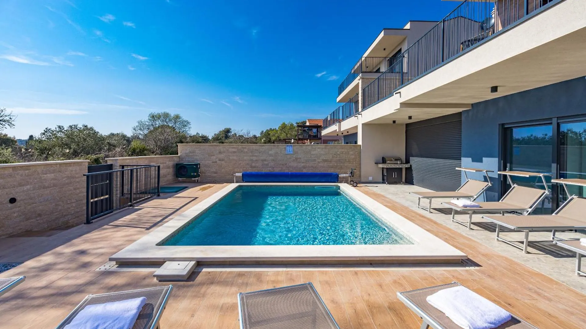Villa Bay I Near Medulin For 9 People With Heated Pool - Playground & Whirpool Only 100 Meters From The Beach - Pet Friendly Banjole Croatia