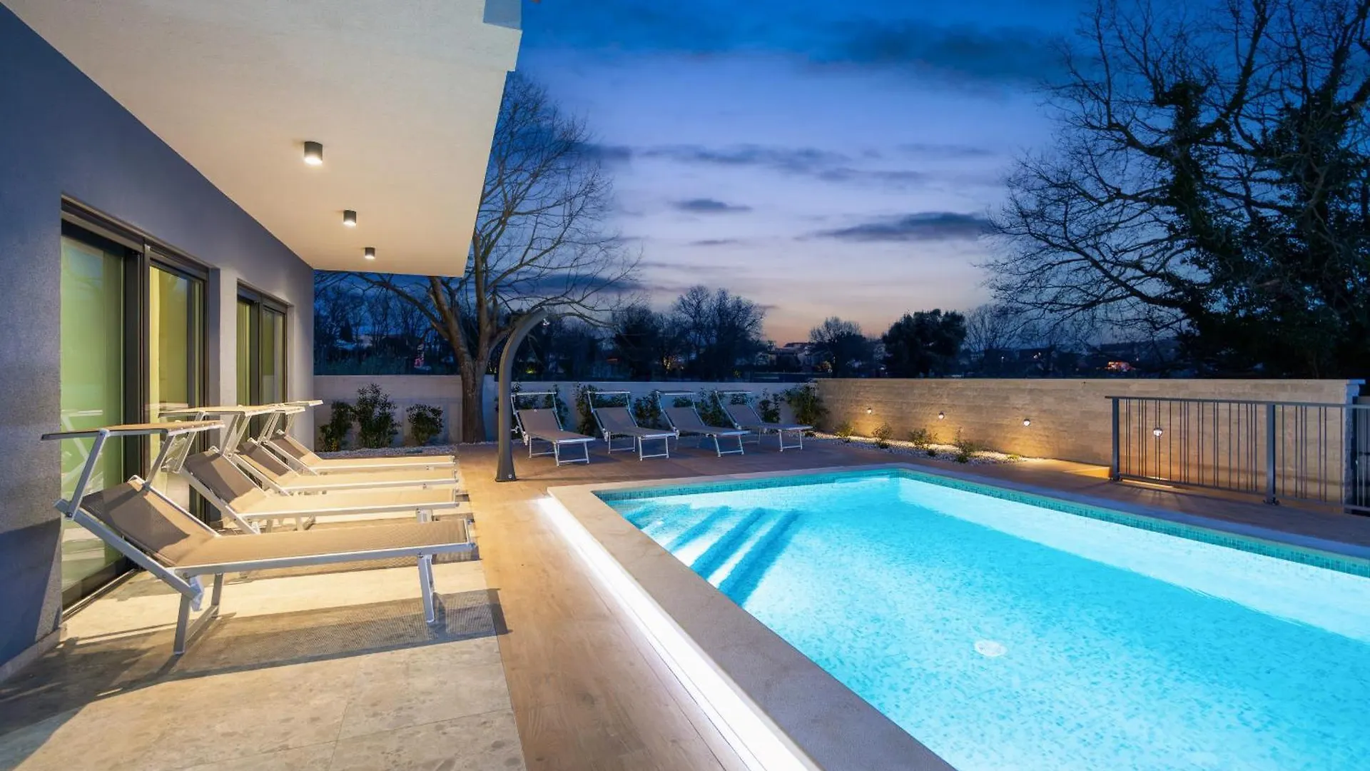 Villa Bay I Near Medulin For 9 People With Heated Pool - Playground & Whirpool Only 100 Meters From The Beach - Pet Friendly Banjole