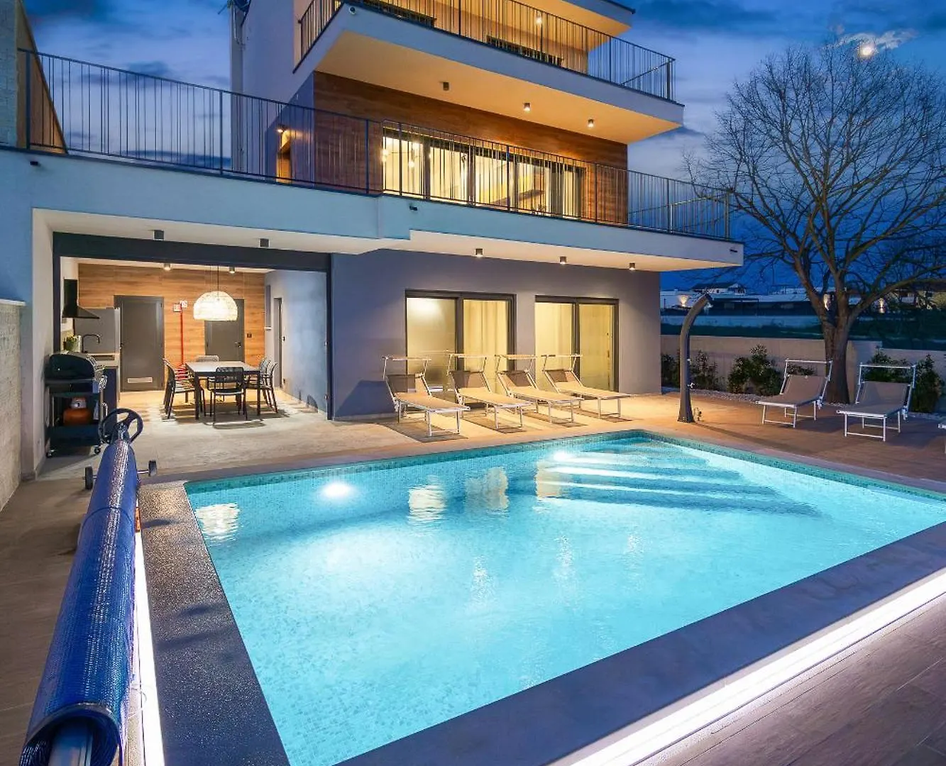 Villa Bay I Near Medulin For 9 People With Heated Pool - Playground & Whirpool Only 100 Meters From The Beach - Pet Friendly Banjole