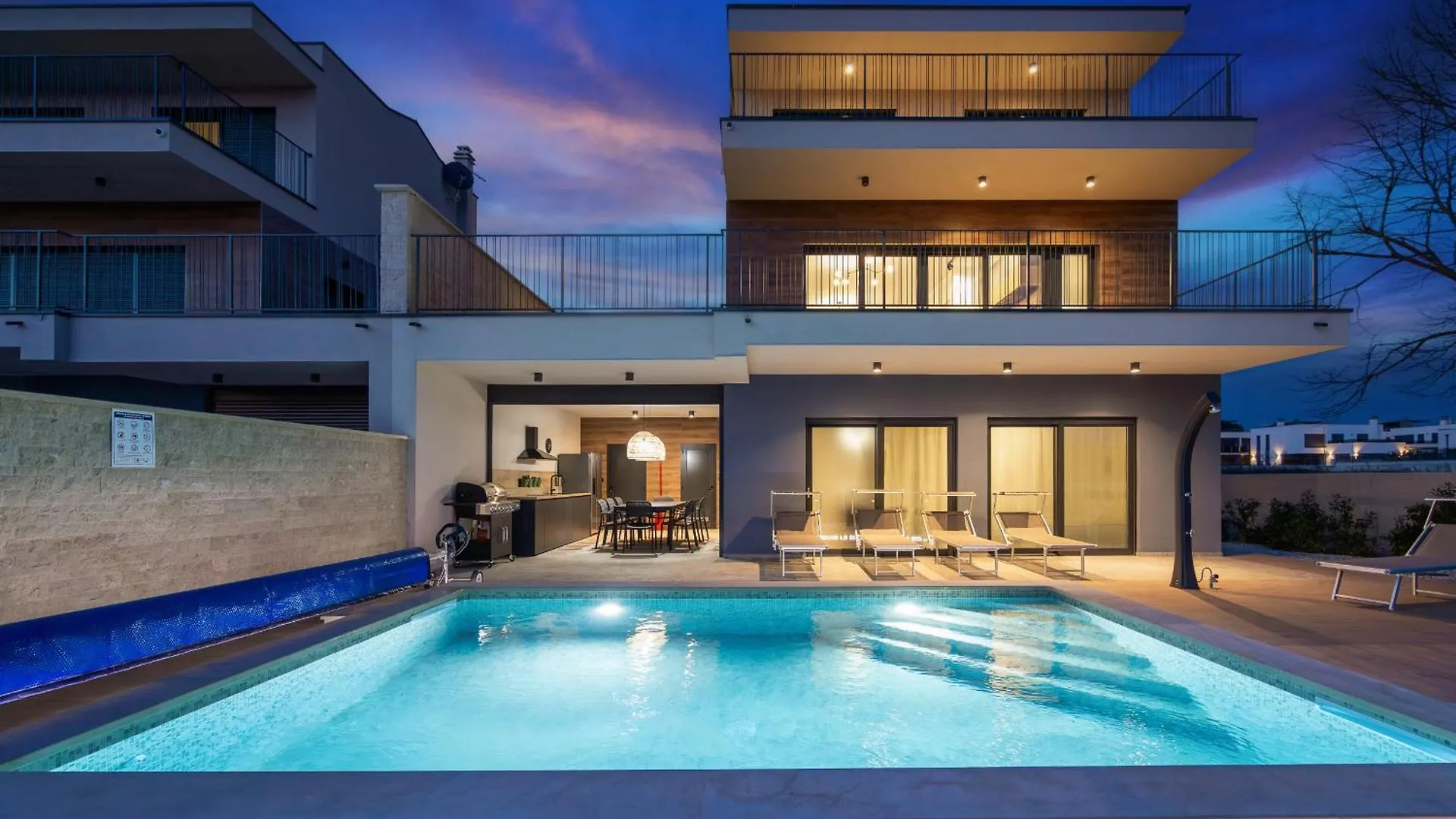 Villa Bay I Near Medulin For 9 People With Heated Pool - Playground & Whirpool Only 100 Meters From The Beach - Pet Friendly Banjole