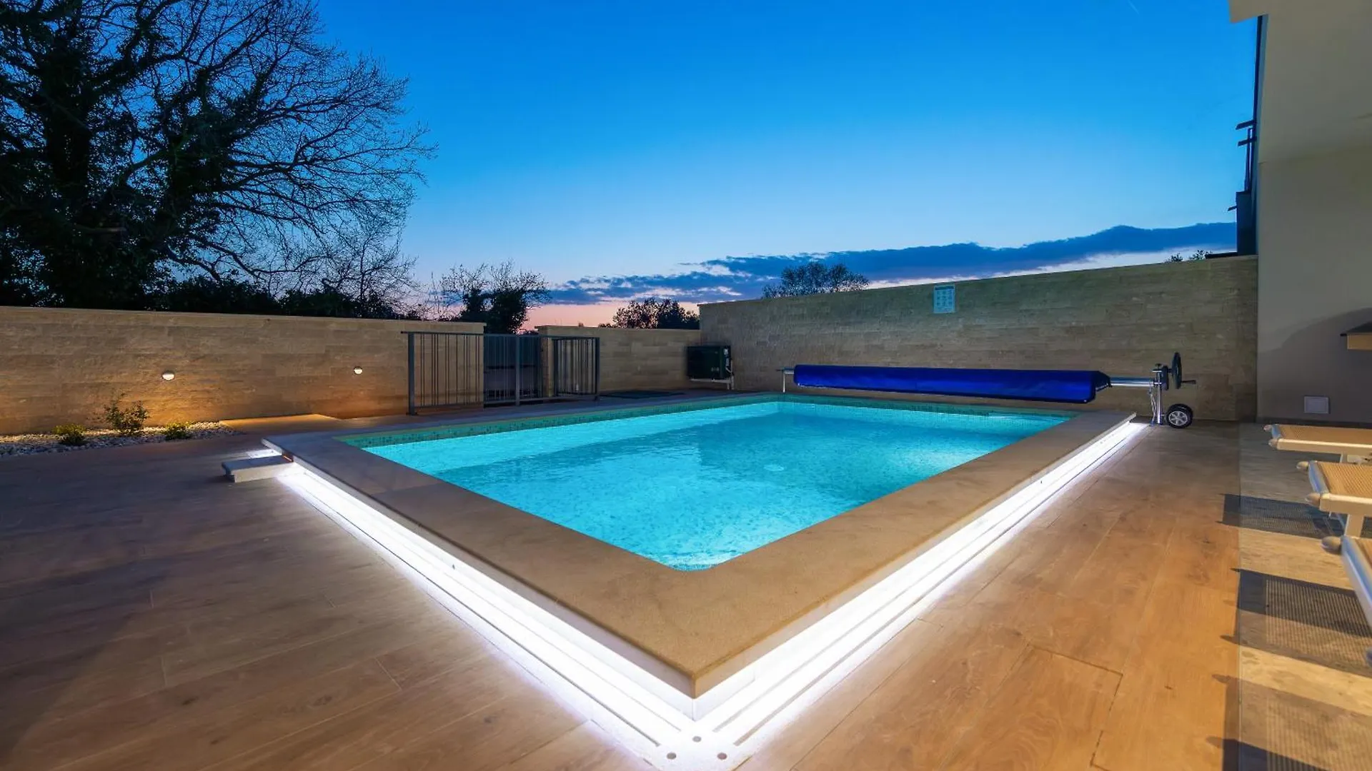 Villa Bay I Near Medulin For 9 People With Heated Pool - Playground & Whirpool Only 100 Meters From The Beach - Pet Friendly Banjole Croatia