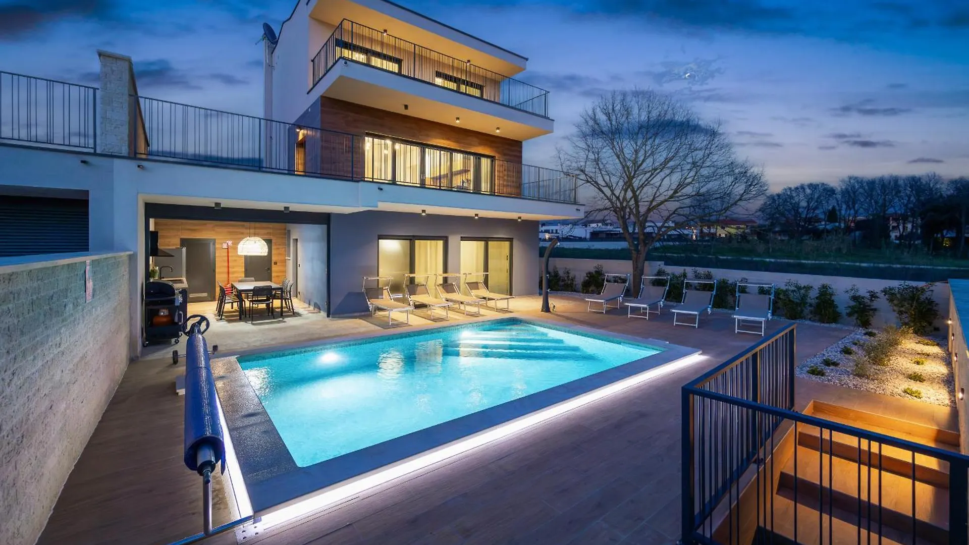 Villa Bay I Near Medulin For 9 People With Heated Pool - Playground & Whirpool Only 100 Meters From The Beach - Pet Friendly Banjole