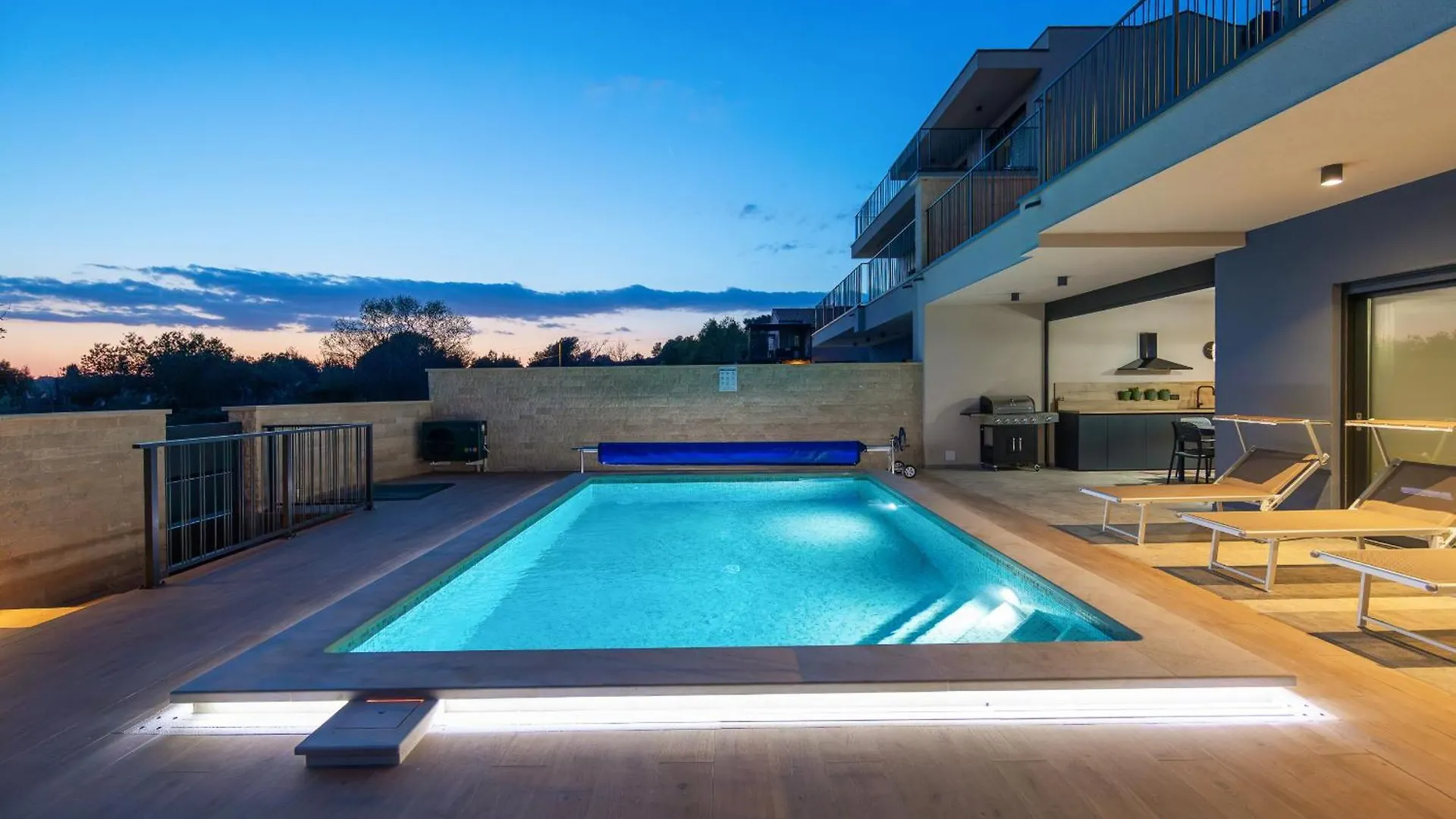 Villa Bay I Near Medulin For 9 People With Heated Pool - Playground & Whirpool Only 100 Meters From The Beach - Pet Friendly Banjole