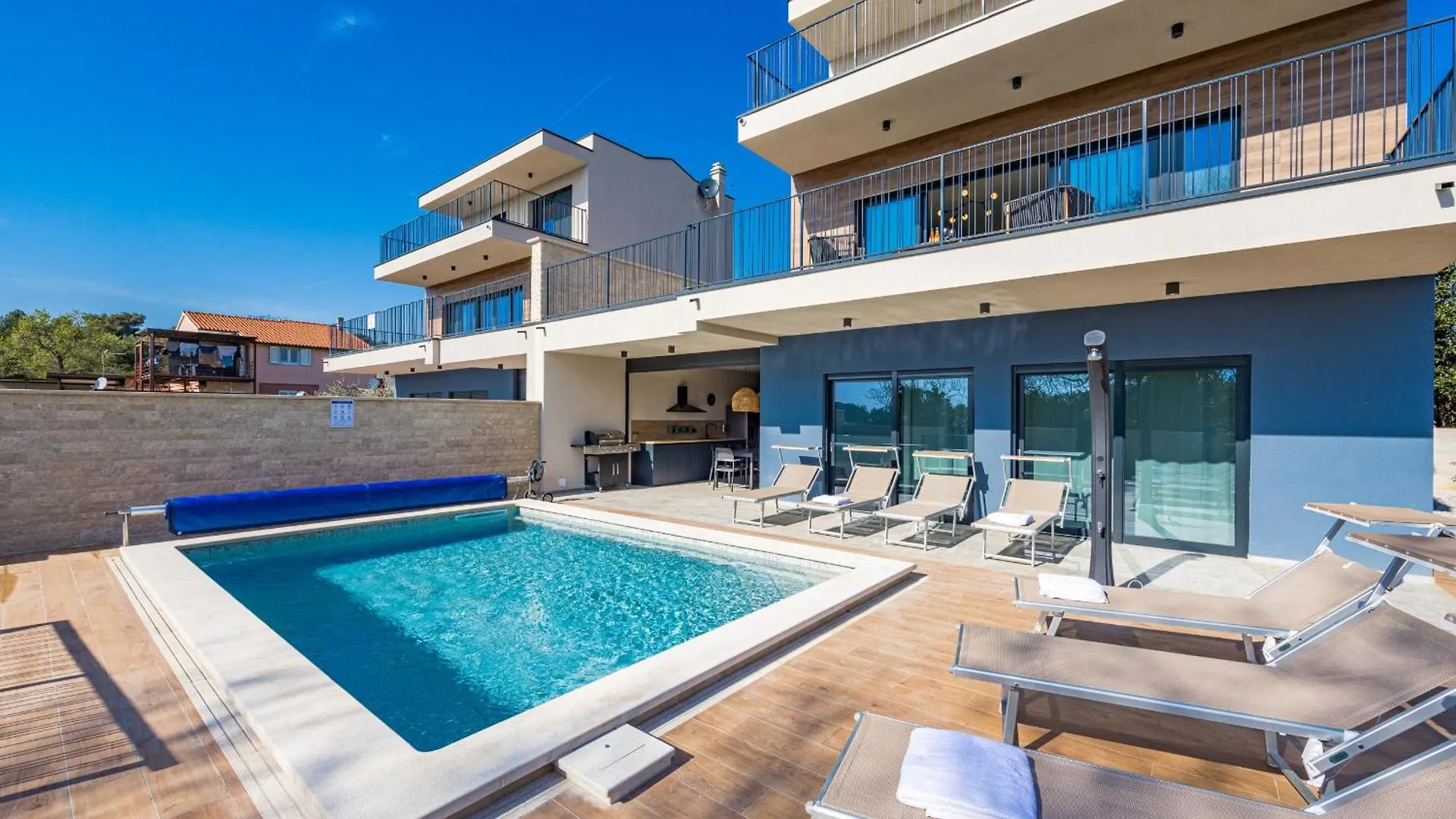 Villa Bay I Near Medulin For 9 People With Heated Pool - Playground & Whirpool Only 100 Meters From The Beach - Pet Friendly Banjole