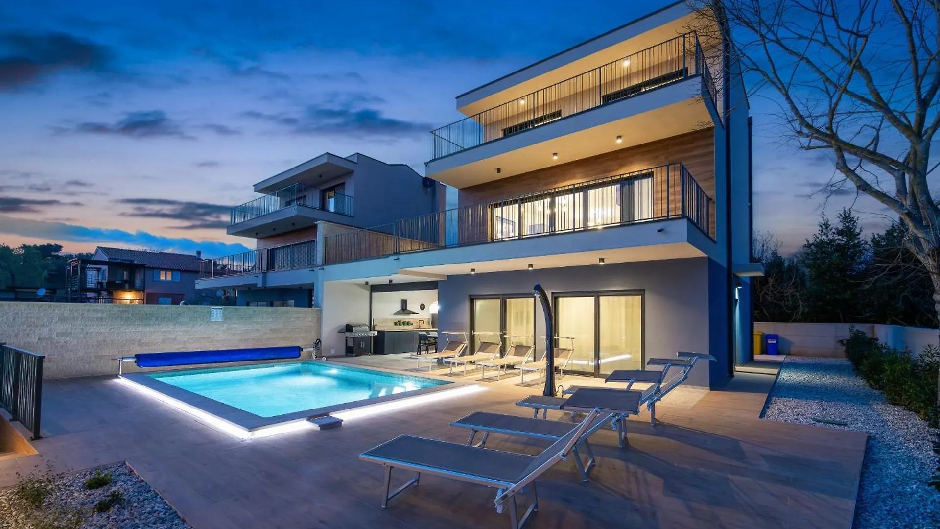 Villa Bay I Near Medulin For 9 People With Heated Pool - Playground & Whirpool Only 100 Meters From The Beach - Pet Friendly Banjole Croatia