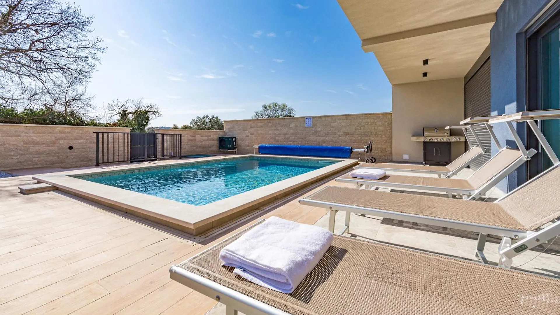 Villa Bay I Near Medulin For 9 People With Heated Pool - Playground & Whirpool Only 100 Meters From The Beach - Pet Friendly Banjole