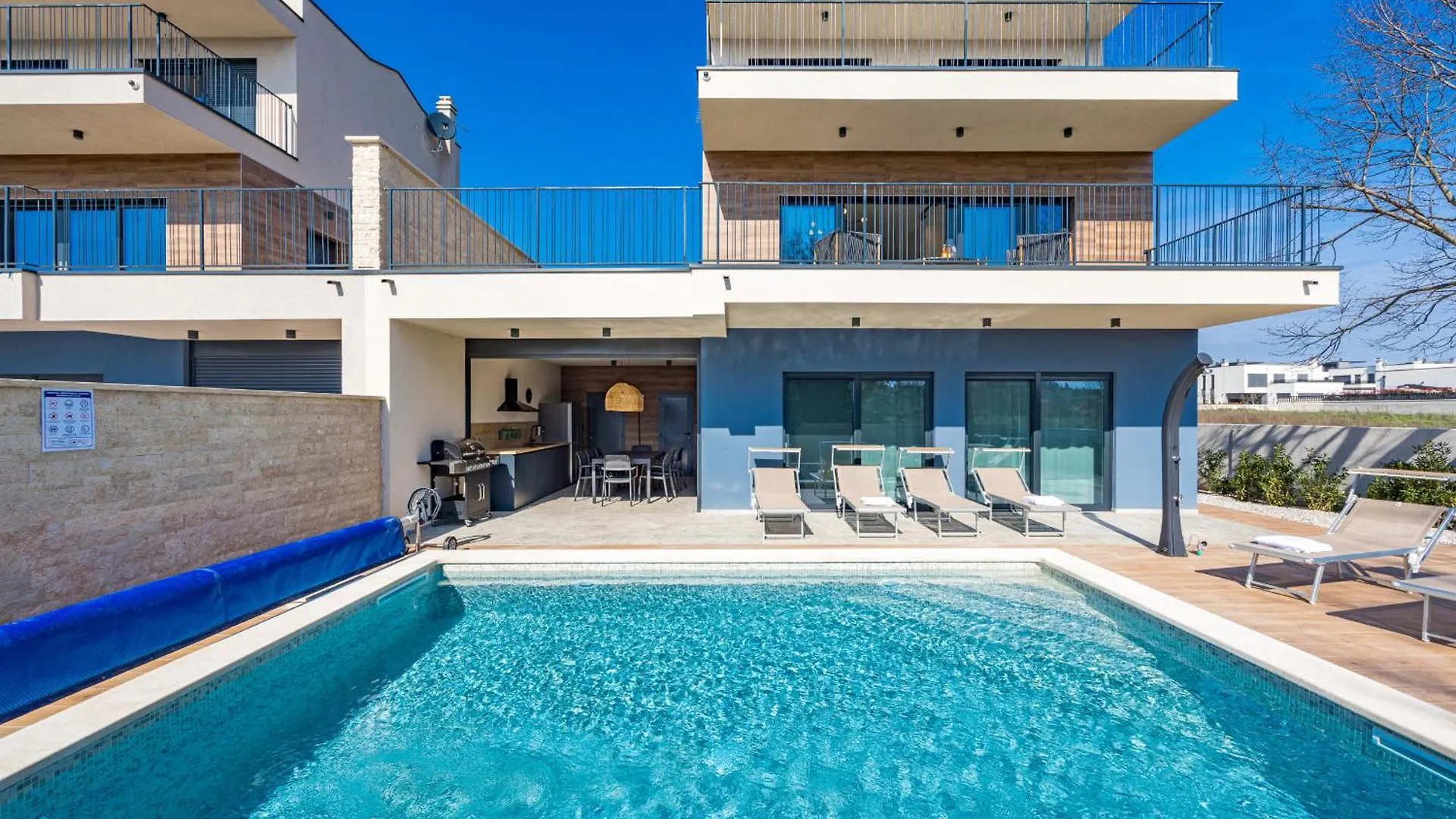 Villa Bay I Near Medulin For 9 People With Heated Pool - Playground & Whirpool Only 100 Meters From The Beach - Pet Friendly Banjole Croatia